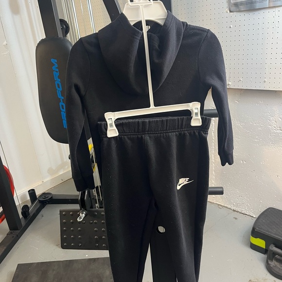 Kids Nike hooded sweatshirt and sweatpants set - Picture 2 of 3
